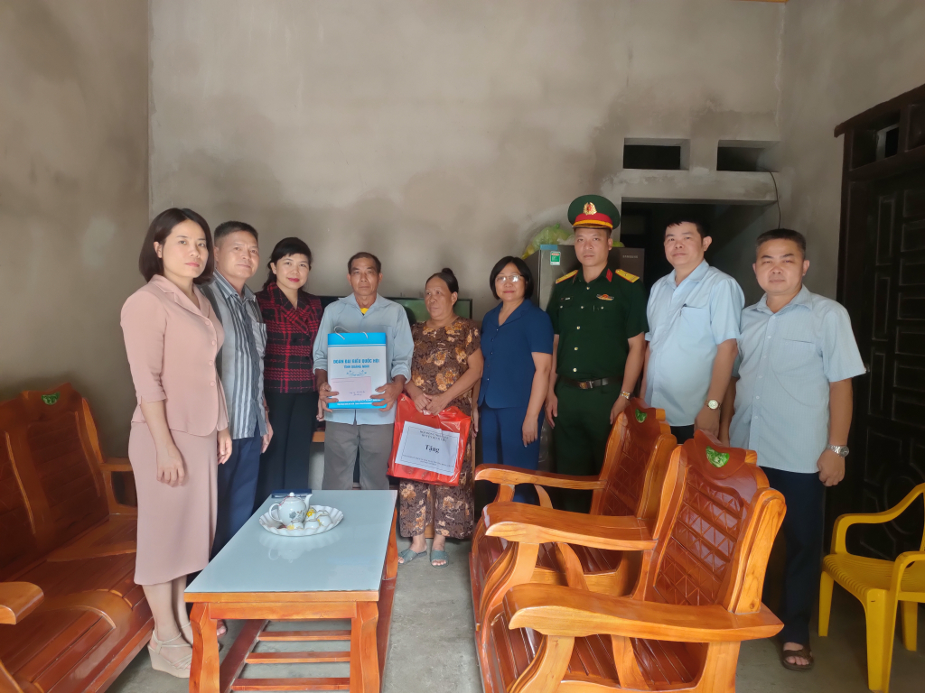 Đoàn Đại biểu QH tỉnh thăm, tặng quà Con liệt sỹ Trần Văn Ngọc - thôn Nà Luông - xã Lục Hồn