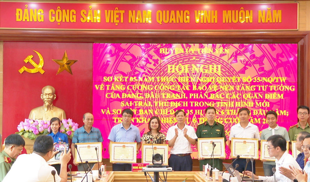 Lãnh đạo UBND huyện Tiên Yên khen thưởng cho các cá nhân có thành tích xuất sắc trong triển khai thực hiện Nghị quyết số 35 của Bộ Chính trị khóa XII
