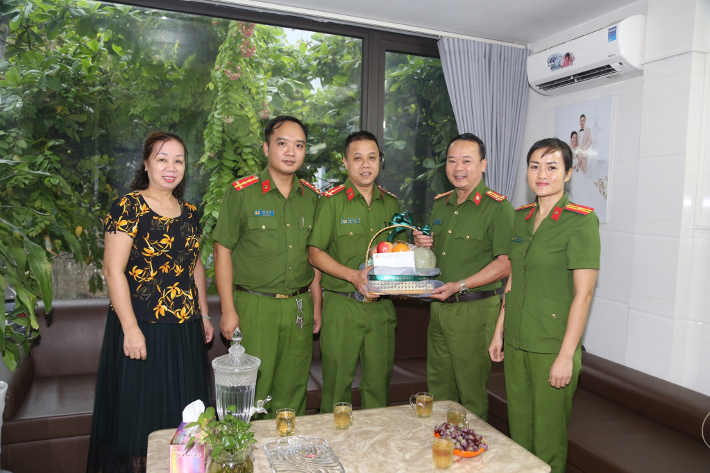 Thăm, tặng quà đồng chí Trần Quang - Cán bộ cảnh sát điều tra tội phạm về ma túy. Đồng chí Quang bị đối tượng đâm trọng thương ở ngực và hiện là thương binh