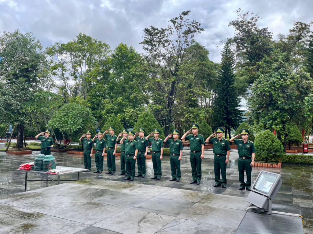 Đoàn cán bộ Đồn Biên phòng Trà Cổ dâng hương tưởng niệm các anh hùng, liệt sĩ tại Đài tưởng niệm các anh hùng, liệt sĩ Pò Hèn