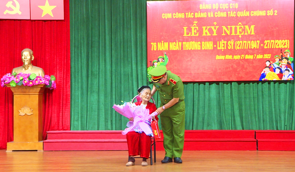 Thiếu tướng Trần Văn Thiện, Phó Cục trưởng Cục C10- Bộ Công an tặng quà Mẹ Việt Nam Anh Hùng Nguyễn Thị Huệ, TX Đông Triều.