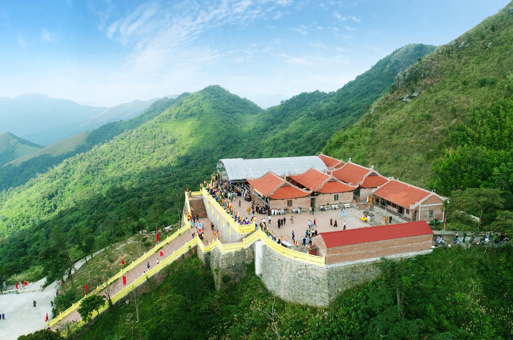 Đông Triều là vùng đất cổ, trong quá trình dựng nước và giữ nước đã ghi đậm nhiều dấu ấn lịch sử và văn hoá. Dưới thời nhà Trần, Đông Triều là trung tâm tôn giáo, phật giáo, trung tâm của chùa – tháp.  Am, chùa Ngọa Vân- “Thánh địa của thiền phái Trúc Lâm”, nơi Đức Phật hoàng Trần Nhân Tông - Tổ thứ nhất của Thiền phái Trúc Lâm lựa chọn là nơi nhập Niết Bàn, hóa Phật.