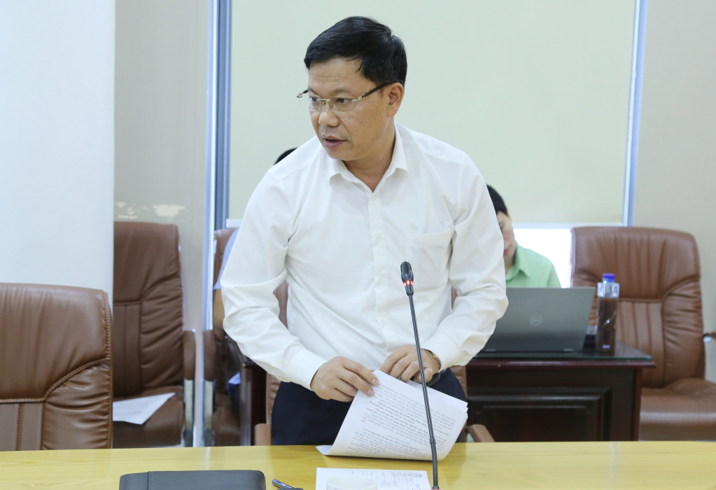 Lãnh đạo TP Cẩm Phả báo cáo tại hội nghị.