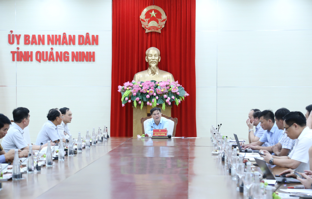 Đồng chí Bùi Văn Khắng, Phó Chủ tịch UBND tỉnh phát biểu tại buổi gặp mặt, tháo gỡ khó khăn cho doanh nghiệp