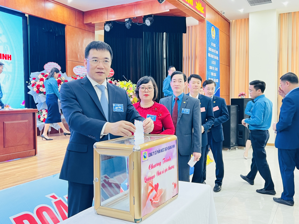 Đồng chí Tô Xuân Thao ủng hộ Quỹ Quawaco - Kết nối yêu thương của Công ty CP Nước sạch Quảng Ninh.