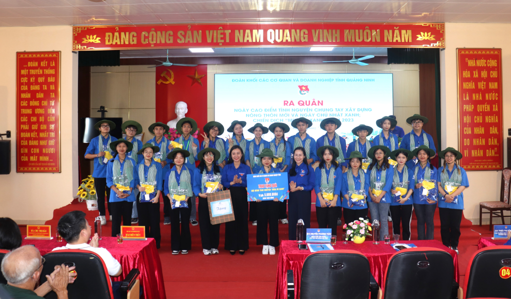 Hội Sinh viên tỉnh Quảng Ninh vaf Ban Thường vụ Đoàn Khối các cơ quan và doanh nghiệp tỉnh tặng áo xanh thanh niên, mũ xanh tình nguyện và quà trị giá 6 triệu đồng cho Đội SV tình nguyện Trường ĐH Hạ Long.