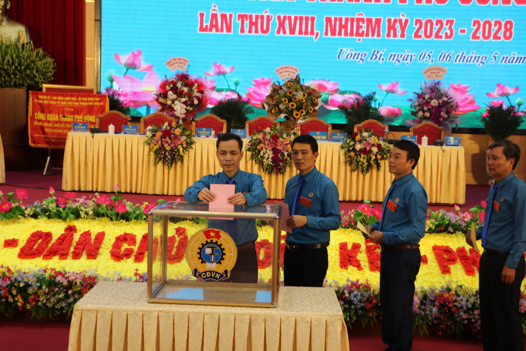 Đại hội công đoàn các cấp Quảng Ninh sẽ bầu ra những cán bộ công đoàn có tâm-tầm-tài-tín để thực hiện tốt nhiệm vụ công đoàn và phong trào CNVCLĐ (Ảnh: Bỏ phiếu bầu BCH Công đoàn thành phố Uông Bí).