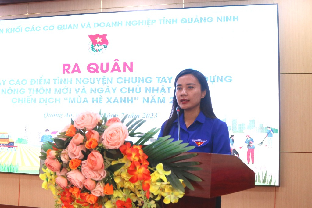 Phó Bí thư Tỉnh đoàn Quảng Ninh Nguyễn Phương Thảo động viên tinh thần Đội Sinh viên tỉnh nguyện tại Lễ ra quân.