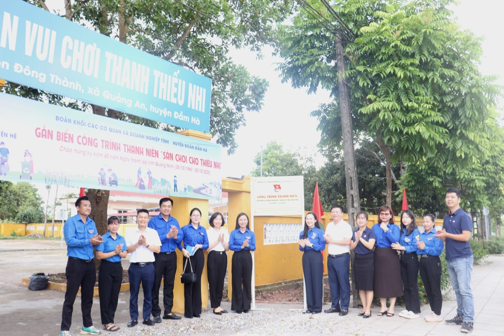 Gắn biển công trình thanh niên “Sân chơi cho thiếu nhi” tại thôn Đông Thành, xã Quảng An.