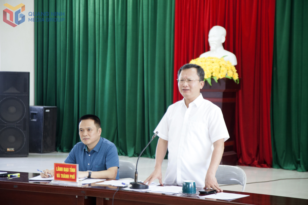 Đồng chí Cao Tường Huy, Quyền Chủ tịch UBND tỉnh phát biểu chỉ đạo về tiến độ thực hiện dự án cải tạo xây dựng lại chung cư cũ lô 6, 7, 8 Trần Hưng Đạo, thành phố Hạ Long