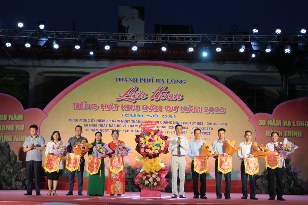 Lãnh đạo thành phố Hạ Long tặng hoa và cờ lưu niệm cho đại diện 8 đoàn.