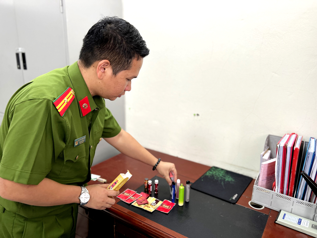 Thiếu tá Nguyễn Văn Hoàn, Đội phó Đội chuyên đề, Phòng Cảnh sát điều tra tội phạm về ma túy (Công an tỉnh) giới thiệu các loại ma túy, chất gây nghiện mới tịch thu triệt phá.