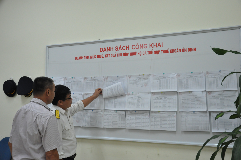 Cán bộ Chi cục Thuế khu vực Hải Hà - Đầm Hà hướng dẫn hộ kinh doanh