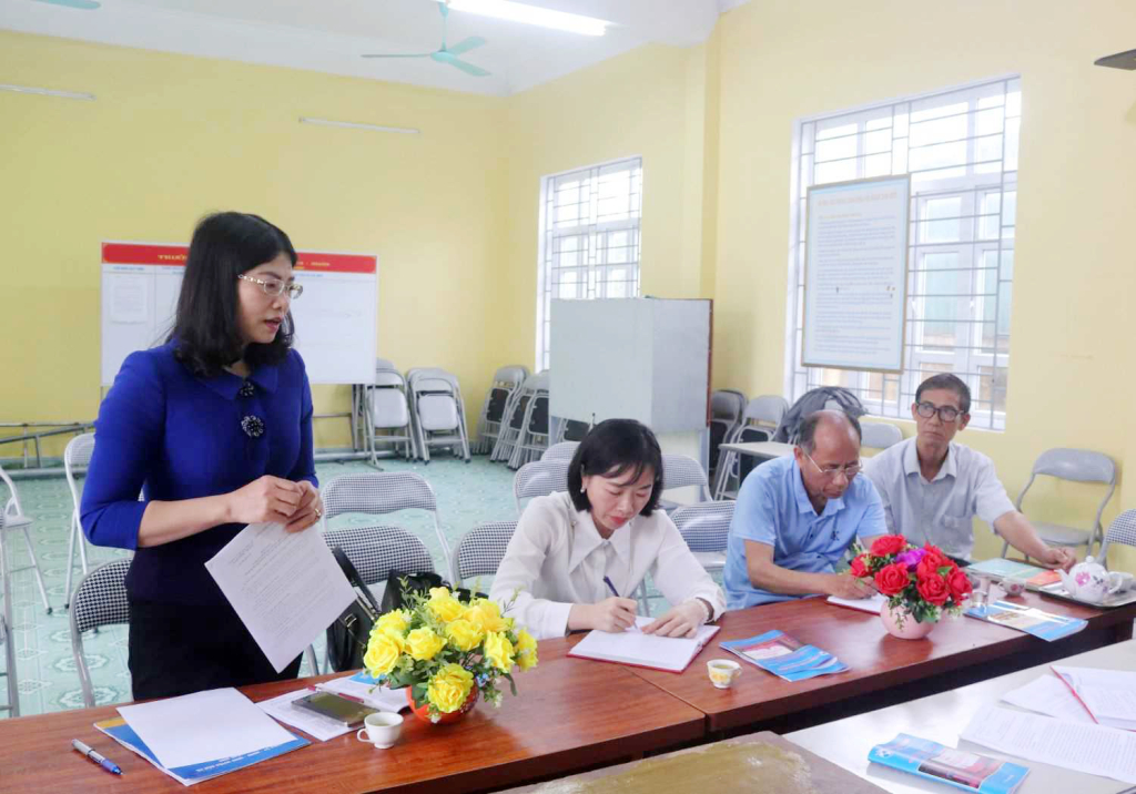 Đồng chí Đỗ Thị Ninh Hường, Bí thư Huyện ủy Đầm Hà dự sinh hoạt chi bộ thôn Đông Thành, xã Quảng An, tháng 6/2023. Ảnh: Trung tâm TT&VH Đầm Hà