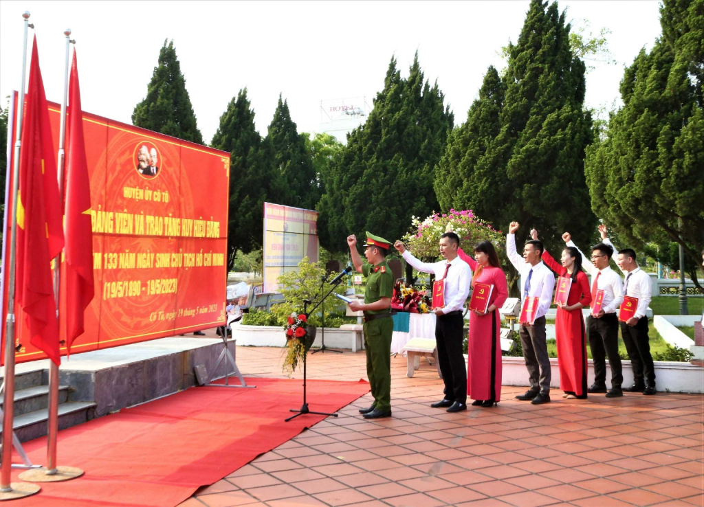 Huyện Cô Tô tổ chức lễ kết nạp Đảng nhân dịp kỷ niệm 133 năm Ngày sinh Chủ tịch Hồ Chí Minh (19/5/1890 – 19/5/2023), tháng 5/2023. Ảnh: Trung tâm TT&VH Cô Tô