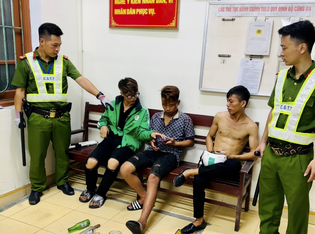 Đội CS TT, Phòng CS Quản lý HC về TTXH bàn giao 03 thanh thiếu niên gây rối TT cùng tang vật về Công an phường Hồng Gai, TP Hạ Long.