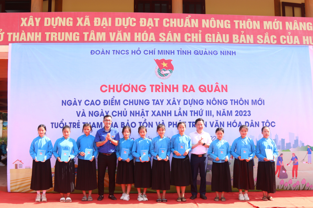 Tỉnh Đoàn tặng quà 10 em học sinh có hoàn cảnh khó khăn xã Đại Dực.