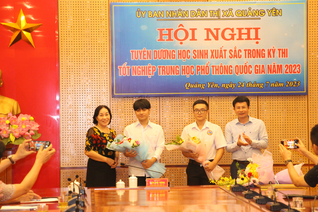 Hội khuyến học Thị xã Quảng Yên  tặng hoa chúc mừng  Vũ Đình Thủy và Vương Gia Huy