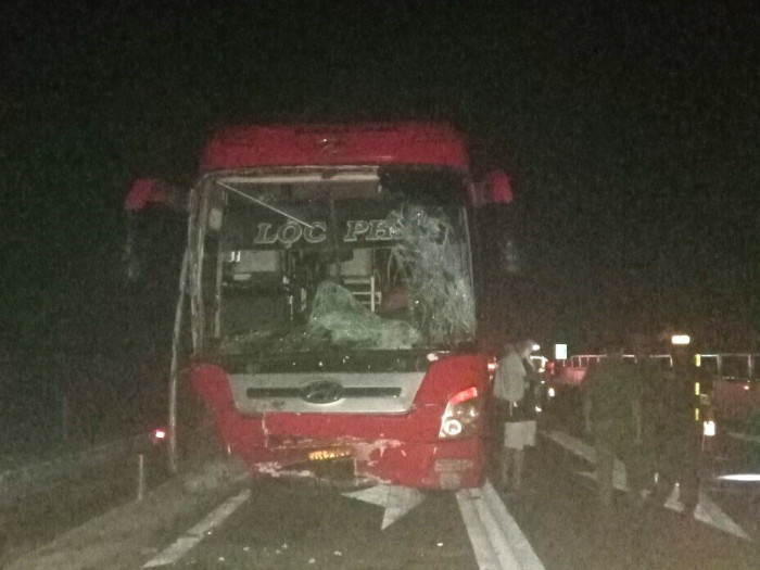 Xe khách tông ô tô 16 chỗ trên cao tốc Vĩnh Hảo, 8 người bị thương 1