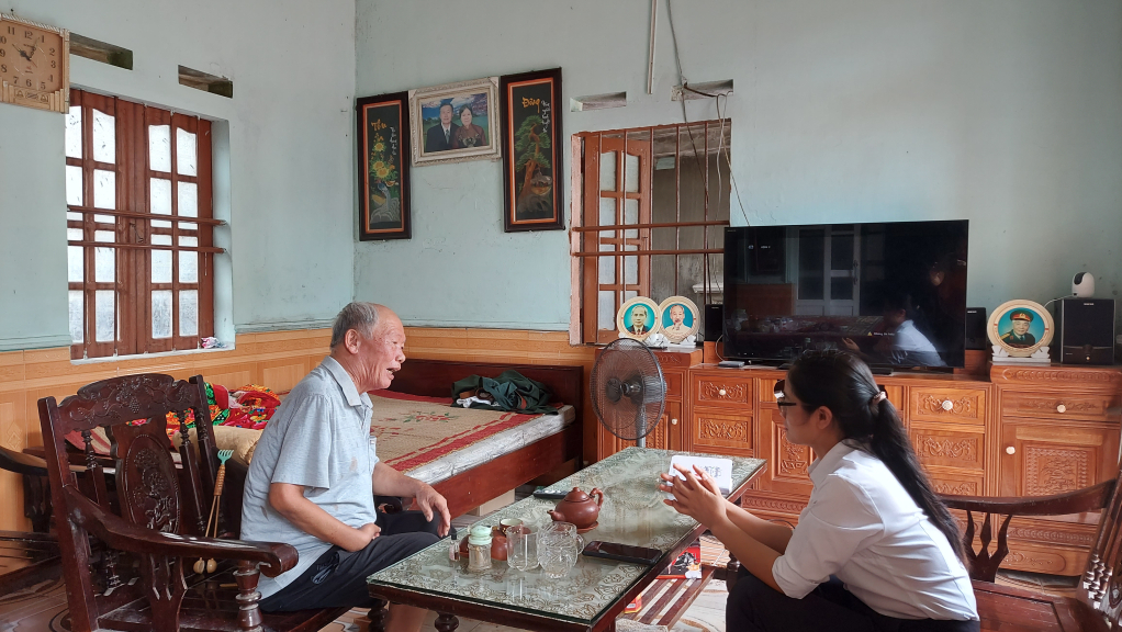 CCB Đàm Quang Dược trò chuyện với cán bộ chính sách xã hội xã Tiền An, TX Quảng Yên về những năm tháng tham gia chiến đấu.