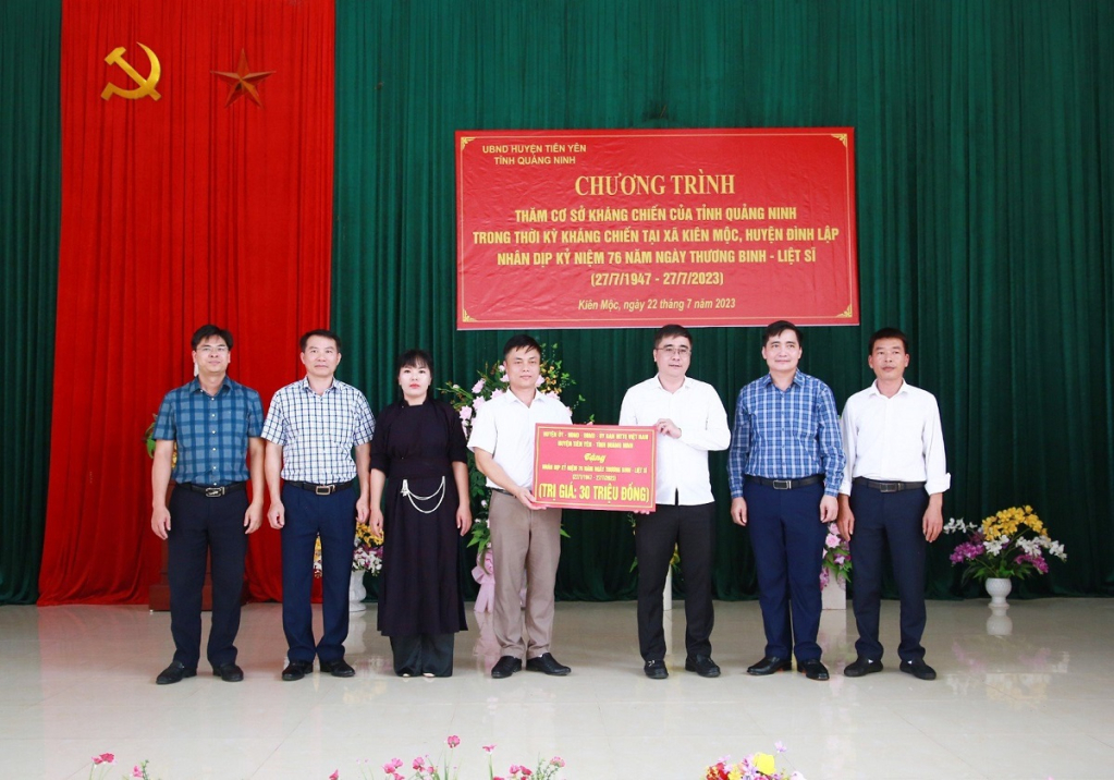 Lãnh đạo huyện Tiên Yên trao tặng kinh phí 30 triệu đồng làm tủ truyền thống cho UBND xã Kiên Mộc, huyện Đình Lập, tỉnh Lạng Sơn