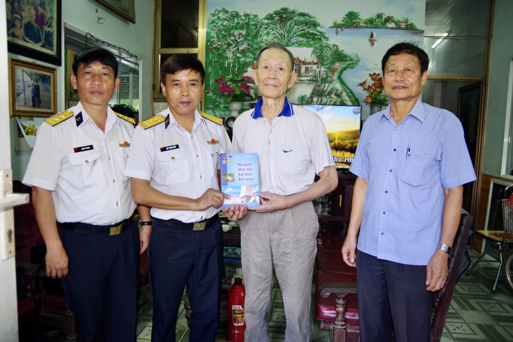 Thủ trưởng Lữ đoàn tặng quà cho đối tượng chính sách trên địa bàn đóng quân.