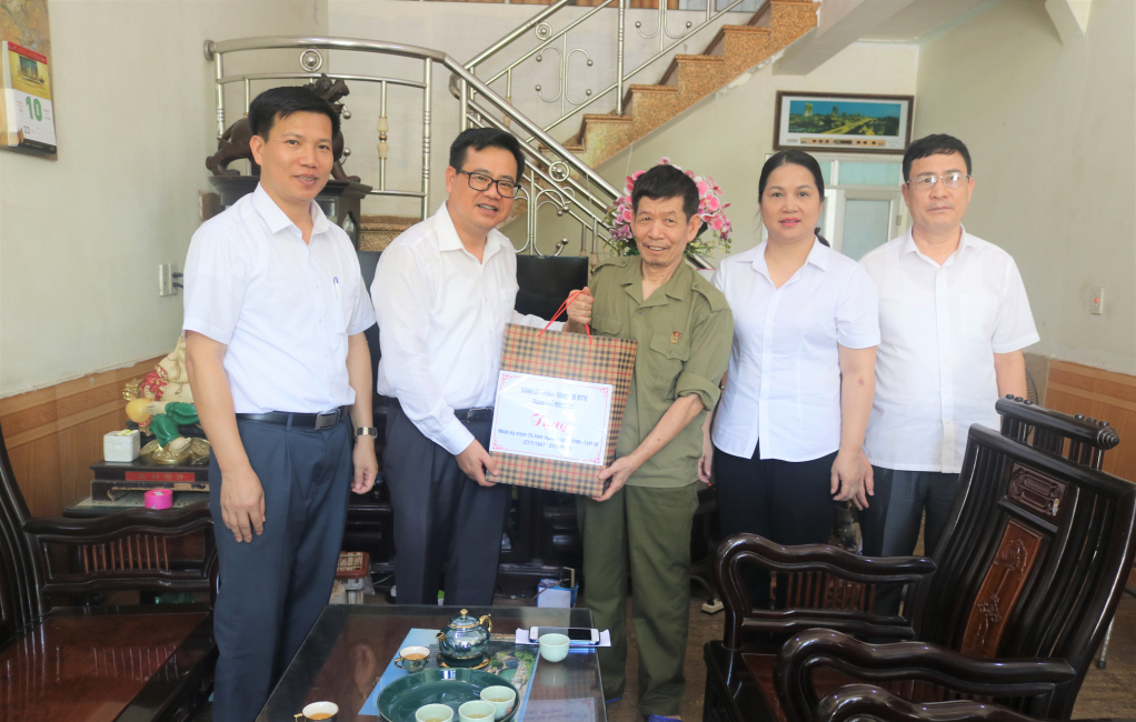 Bí thư Thành ủy Móng Cái Hoàng Bá Nam tặng quà, động viên Ông Đặng Tiến Hạnh, bệnh binh 1/3, trú tại phường Ka Long, TP Móng Cái