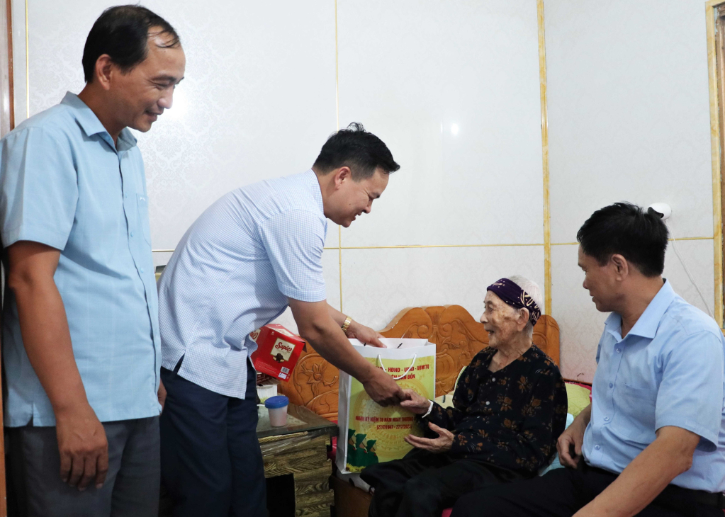 Đồng chí Trương Mạnh Hùng - Bí thư Huyện uỷ vân Đồn tặng quà Mẹ liệt sỹ Tô Thị Tỵ, thôn Đông Tiến, xã Đông Xá