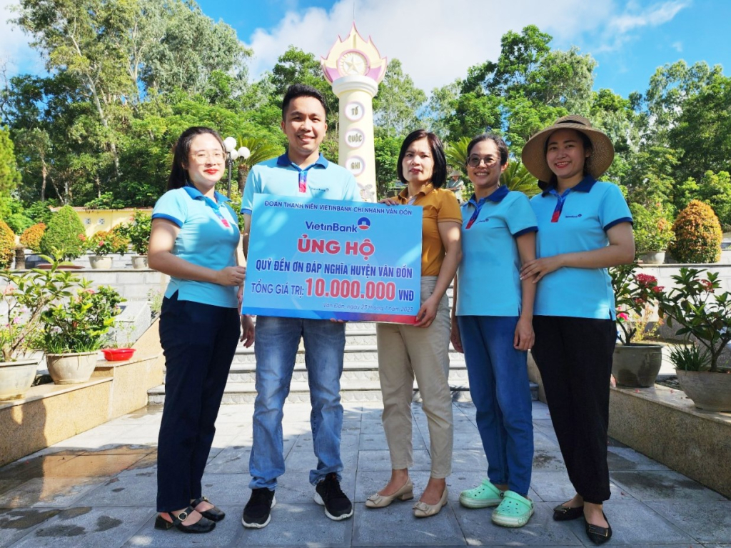Chi đoàn thanh niên Ngân hàng TMCP Công Thương Việt Nam chi nhánh Vân Đồn ủng hộ Quỹ đền ơn đáp nghĩa huyện Vân Đồn