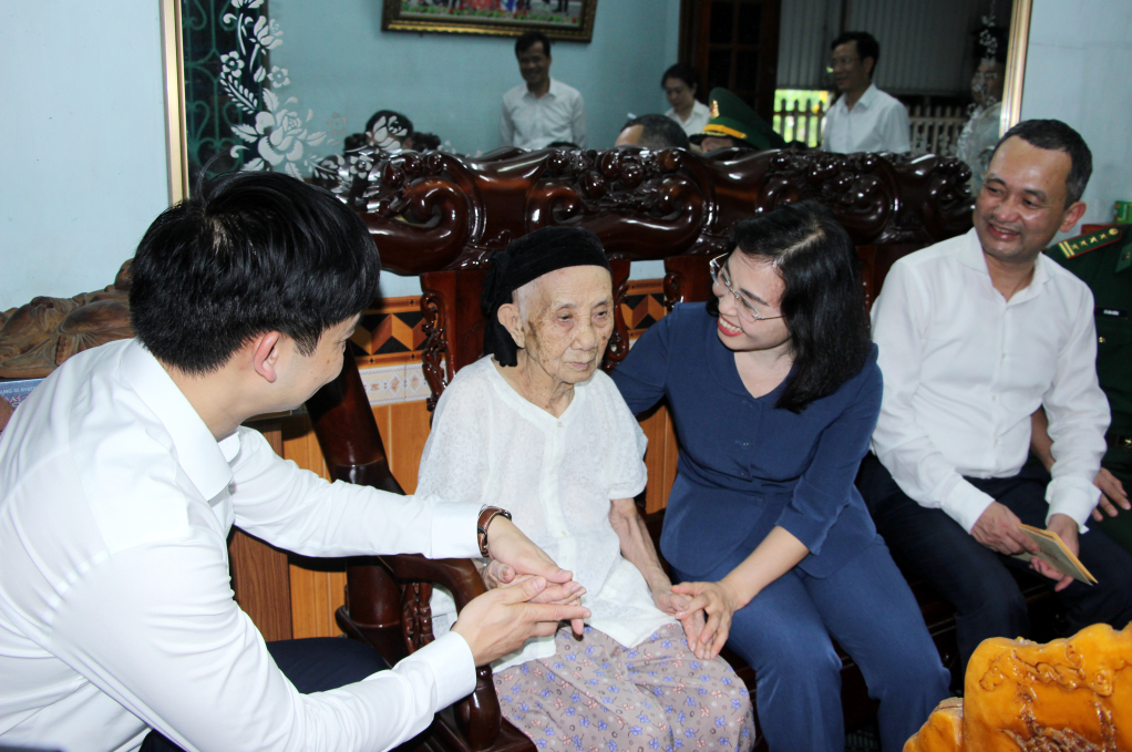 Đồng chí Trịnh Thị Minh Thanh, Phó Bí thư Thường trực Tỉnh ủy, ân cần thăm hỏi sức khỏe Bà Mẹ VNAH Nguyễn Thị Ngọc, 103 tuổi, trú tại Khu Vĩnh Trung, phường Mạo Khê (TX Đông Triều).