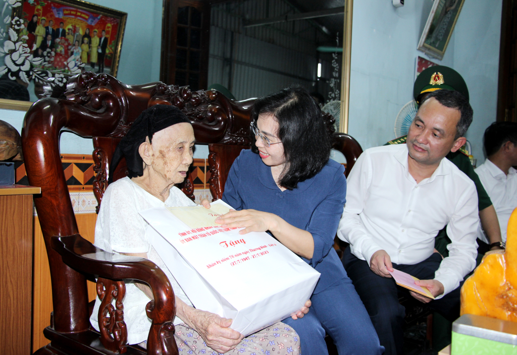 Đồng chí Trịnh Thị Minh Thanh, Phó Bí thư Thường trực Tỉnh ủy, tặng quà Bà Mẹ VNAH Nguyễn Thị Ngọc, 103 tuổi, trú tại Khu Vĩnh Trung, phường Mạo Khê (TX Đông Triều).