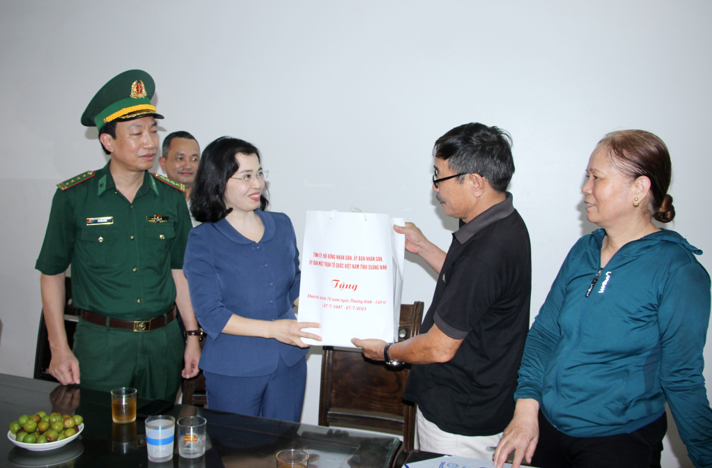 Đồng chí Trịnh Thị Minh Thanh, Phó Bí thư Thường trực Tỉnh ủy, tặng quà ông Nguyễn Thế Việt, bệnh binh 2/3, trú tại Khu Yên Hòa, phường Yên Thọ (TX Đông Triều).