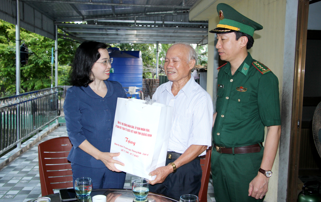 Đồng chí Trịnh Thị Minh Thanh, Phó Bí thư Thường trực Tỉnh ủy, tặng quà ông Lê Minh Thiệu, thương binh 4/4, trú tại thôn Chí Linh, xã Yên Đức (TX Đông Triều).
