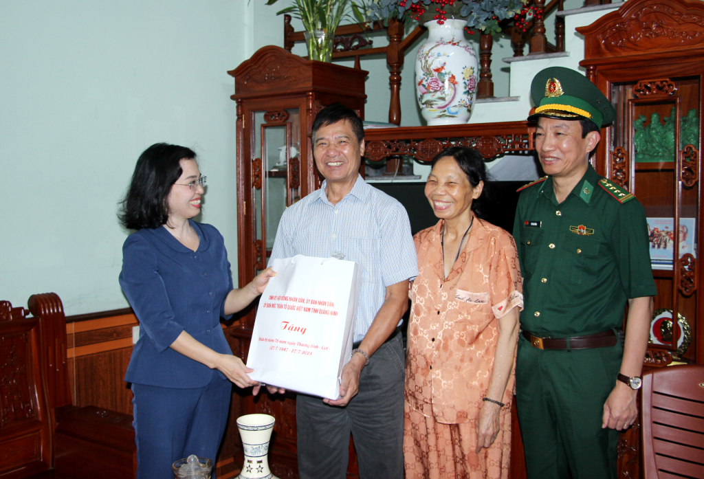 Đồng chí Trịnh Thị Minh Thanh, Phó Bí thư Thường trực Tỉnh ủy, tặng quà ông Nguyễn Minh Đễ, nhiễm chất độc hóa học, trú tại Khu Vĩnh Trung, phường Mạo Khê (TX Đông Triều).