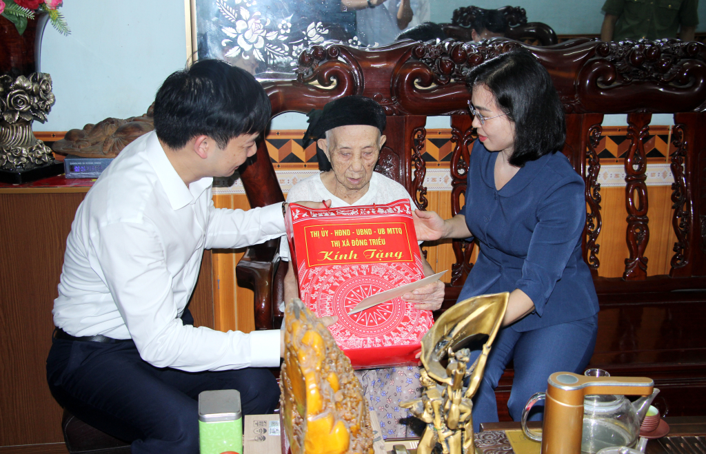 Cấp ủy, chính quyền TX Đông Triều, tặng quà Bà Mẹ VNAH Nguyễn Thị Ngọc, 103 tuổi, trú tại Khu Vĩnh Trung, phường Mạo Khê.