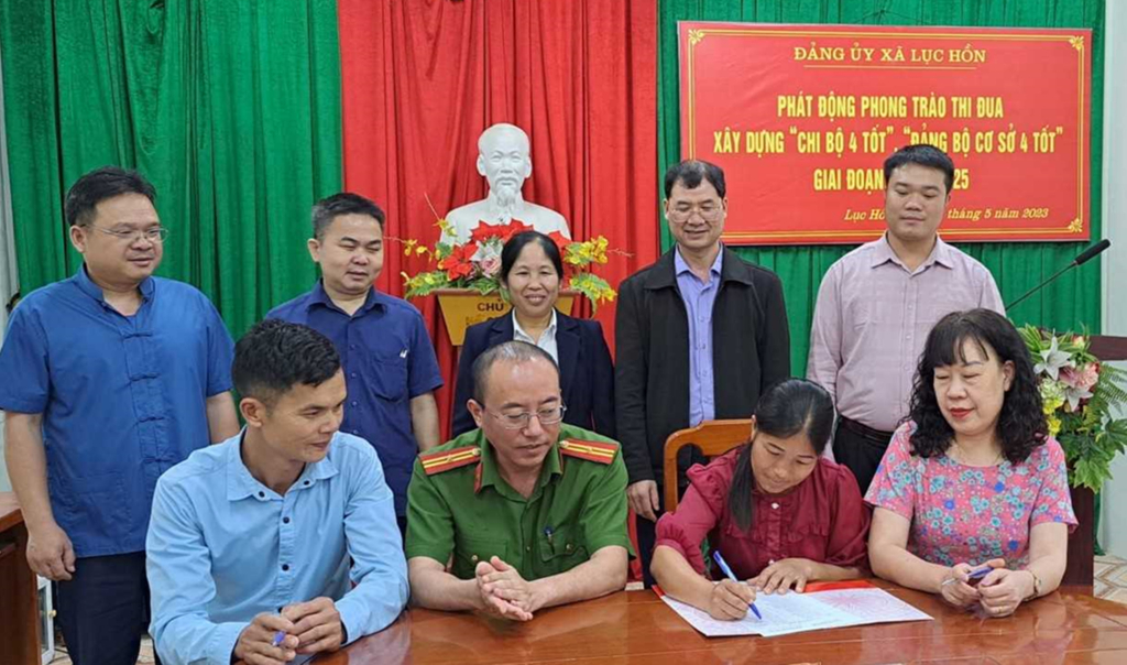 Bí thu các chi bộ trực thuộc Đảng bộ xã Lục Hồn, huyện Bình Liêu ký kết giao ước thi đua phấn đấu thực hiện 4 tiêu chí xây dựng “chi bộ 4 tốt”.