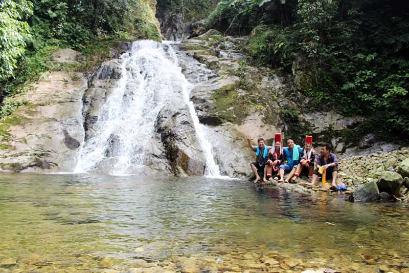 Bach Van waterfall has currently become an alluring tourist attraction thanks to its prestine scenery.