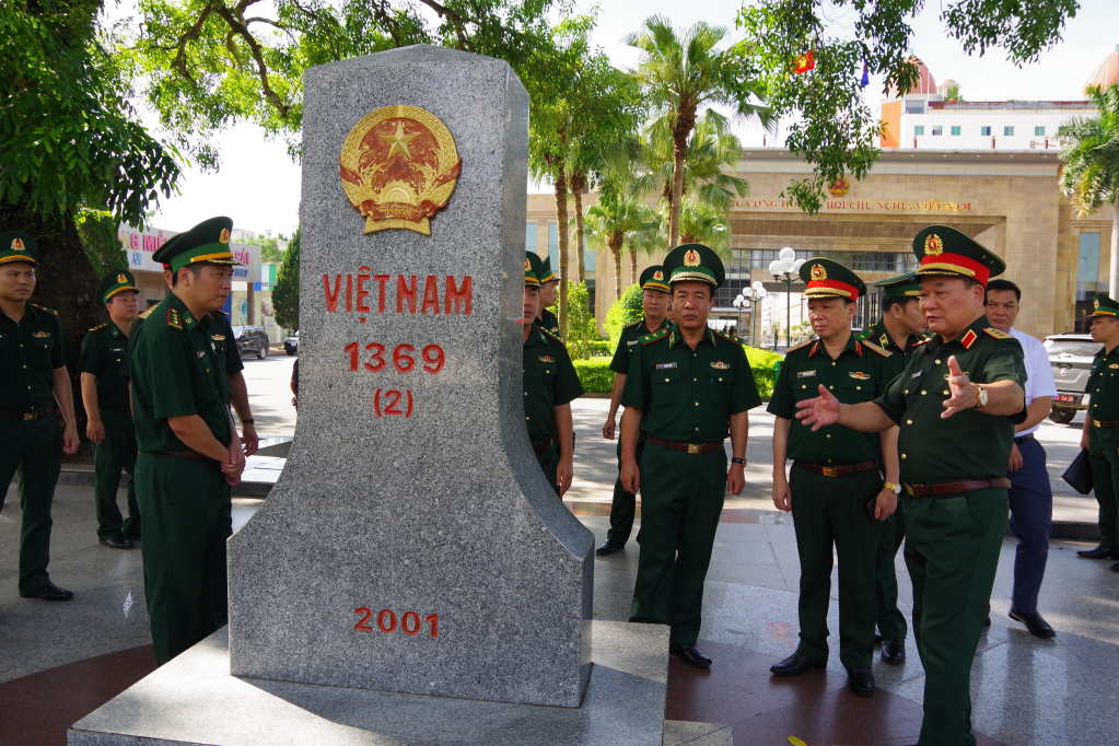 Thượng tướng Hoàng Xuân Chiến, kiểm tra cột mốc biên giới.