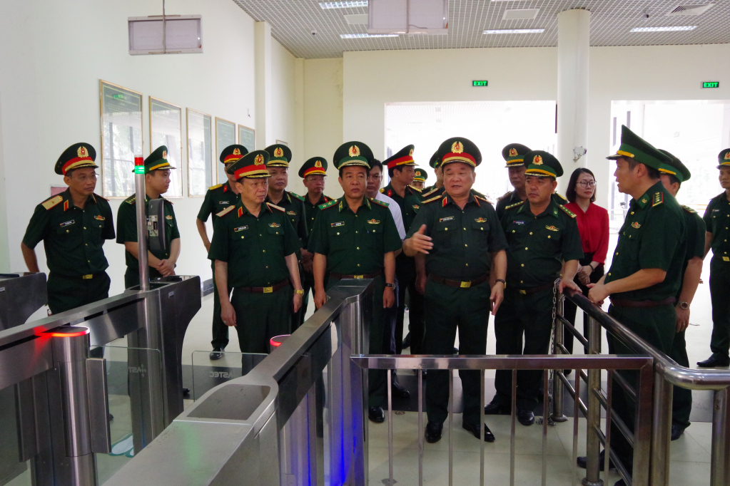 Thượng tướng Hoàng Xuân Chiến, kiểm tra cửa khẩu 