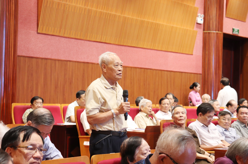 Đồng chí Nguyễn Văn Đạt, nguyên Phó Ban Tuyên giáo Tỉnh ủy phát biểu tại hội nghị.
