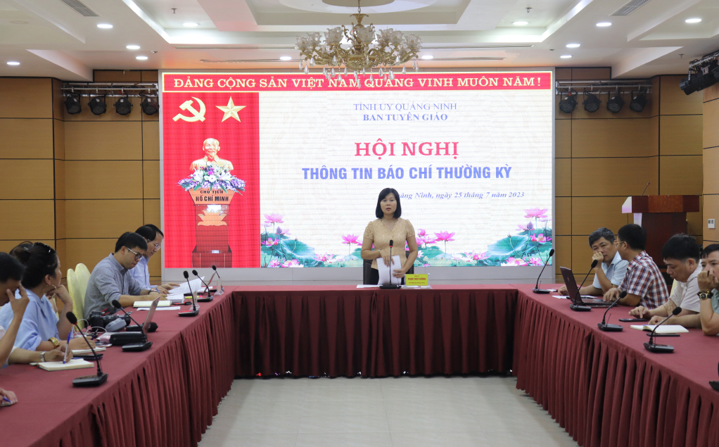 Đồng chí Phạm Thùy Dương, Phó Trưởng Ban Tuyên giáo Tỉnh ủy, phát biểu tại hội nghị.