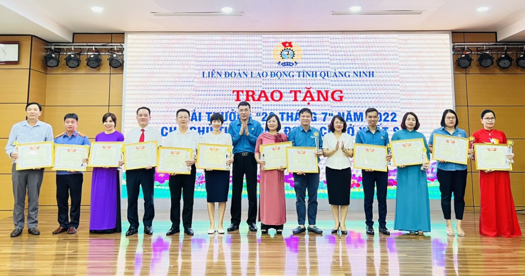 Chủ tịch Công đoàn Bệnh viện Bãi Cháy Thái Xuân Hường (thứ 6, phải sang) được LĐLĐ tỉnh trao tặng 