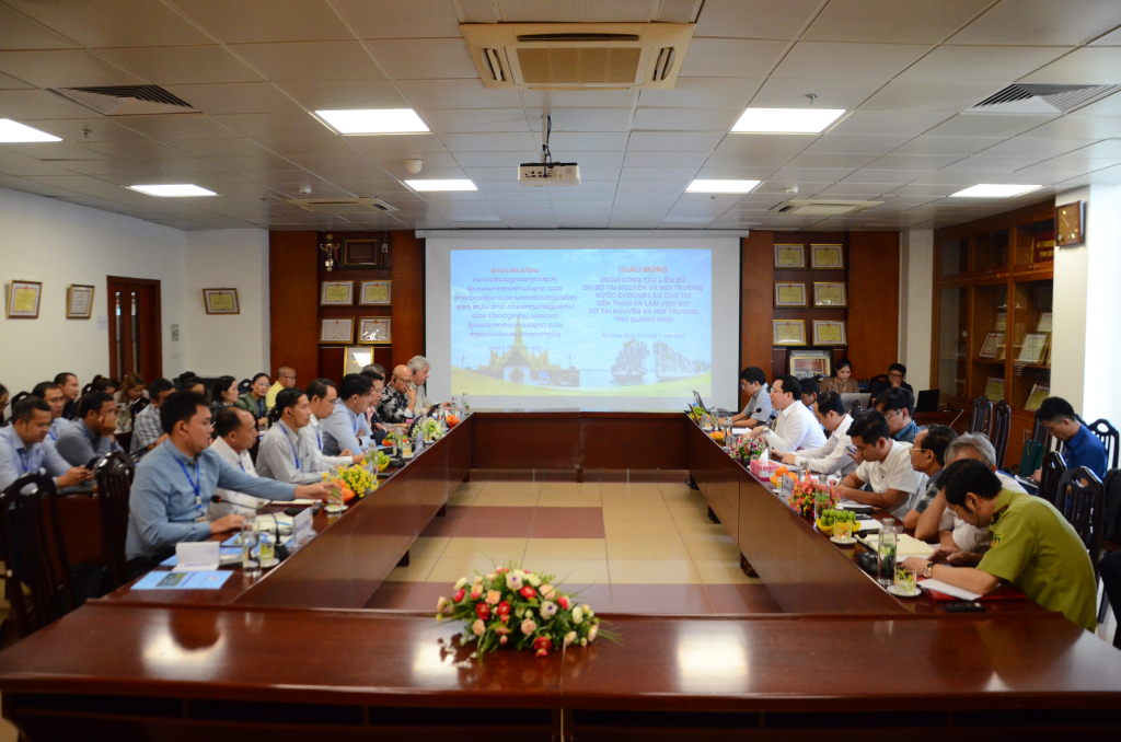 Quang cảnh buổi làm việc.
