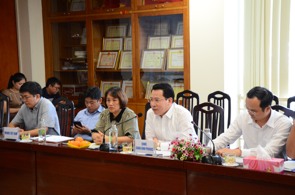 Ông Trần Như Long, Giám đốc Sở Tài nguyên môi trường Quảng Ninh thông tin tới Đoàn công tác