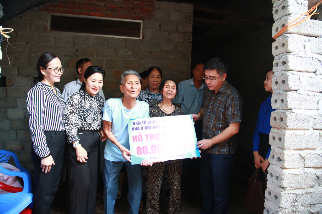 Huyện Tiên Yên trao tiền hỗ trợ cho các hộ dân xóa nhà ở tạm, nhà dột nát.
