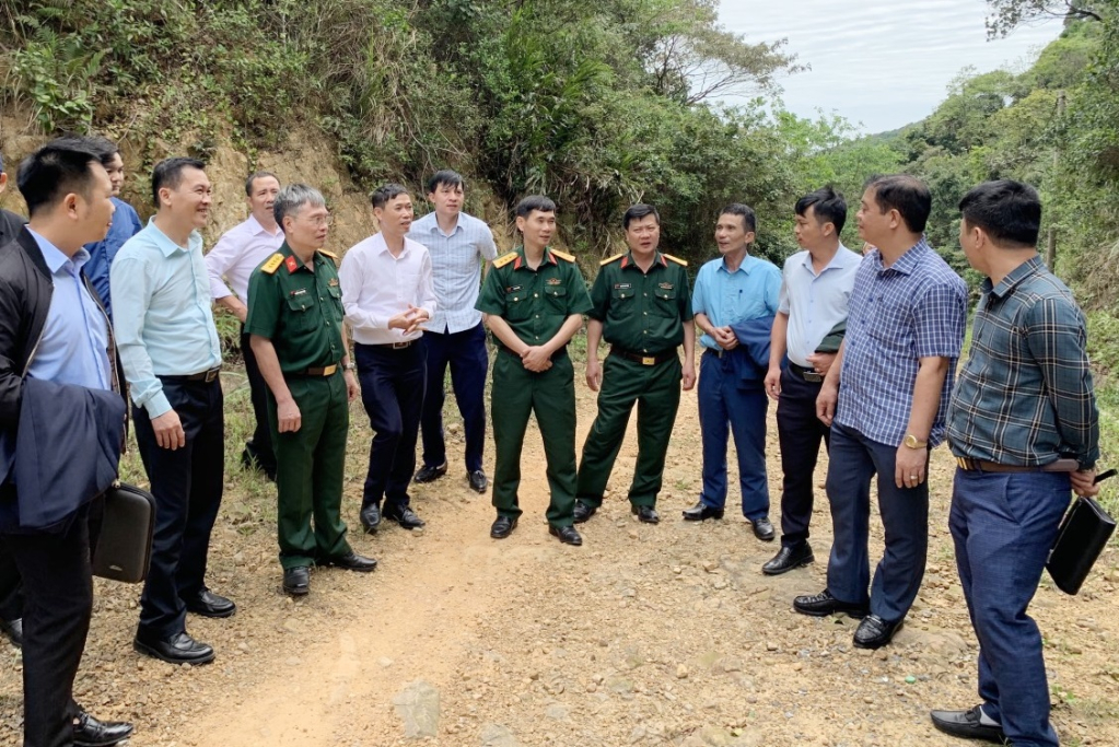 Hội CCB Công ty CP Than Hà Lầm phối hợp khảo sát tuyến đường nông thôn tại xã Thanh Lân (huyện Cô Tô).