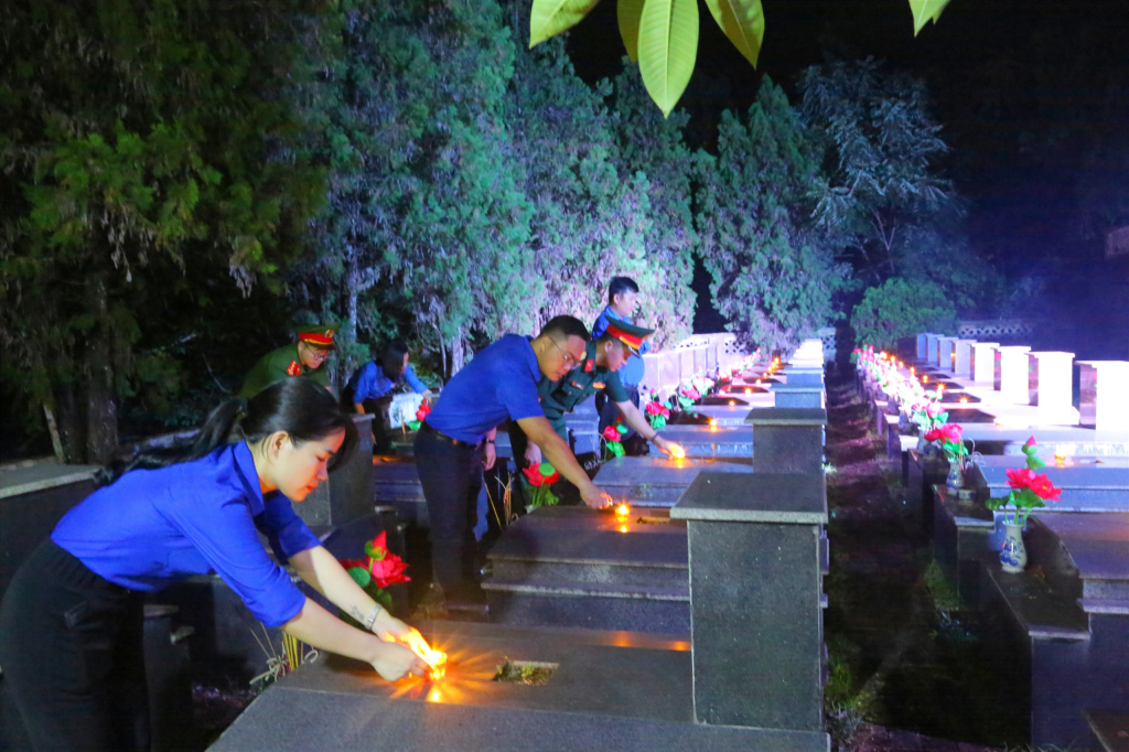 Đoàn viên thanh niên thắp hương tưởng nhớ các Anh hùng liệt sỹ tại Nghĩa trang Liệt sỹ huyện Bình Liêu.