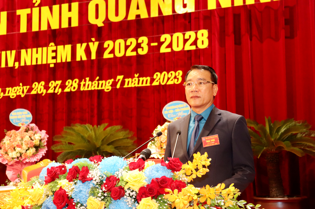 Đồng chí Tô Xuân Thao, Chủ tịch Liên đoàn Lao động tỉnh báo cáo chính trị tại Đại hội
