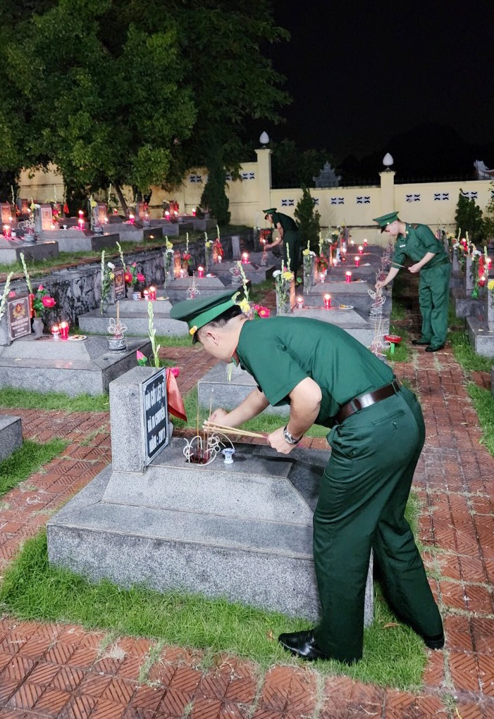 CBCS Đồn BPCKC Hòn Gai thắp nến tri ân các anh hùng, liệt sĩ tại Nghĩa trang liệt sỹ phường Hà Tu (TP Hạ Long).