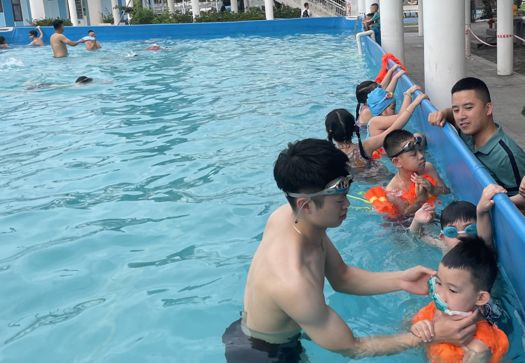 Lớp dạy bơi tại Cung văn hóa thanh, thiếu nhi tỉnh được duy trì hằng năm.